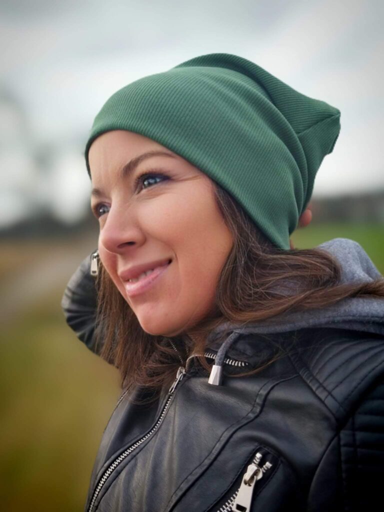 Kobieta w zielonej czapce ściągaczowej